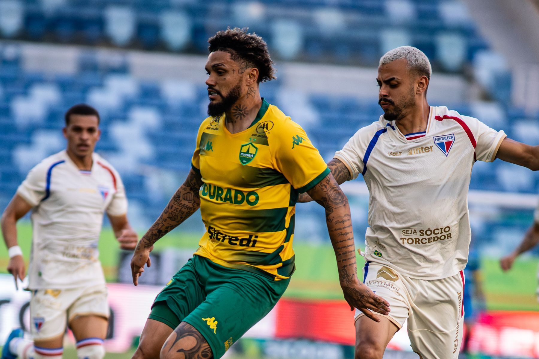 Ex-Atlético marca, e Fortaleza empata com o Cuiabá após expulsão ‘bizarra’ na Série B