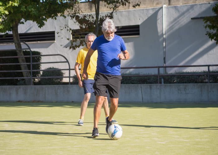 Futebol na terceira idade é saudável, mas exige cuidados