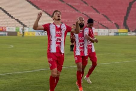 Jogador do Democrata-SL celebra gol sobre o Ipatinga no Módulo II 2026