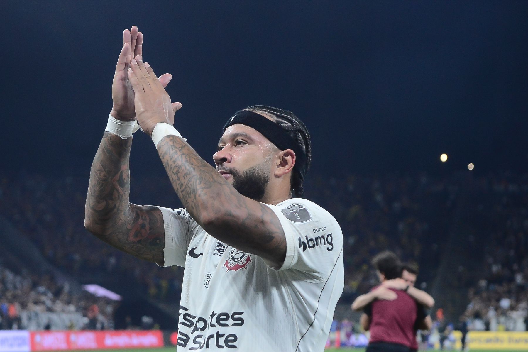 Diniz ‘se derrete’ por Memphis após classificação do Corinthians: ‘Pessoa diferente’