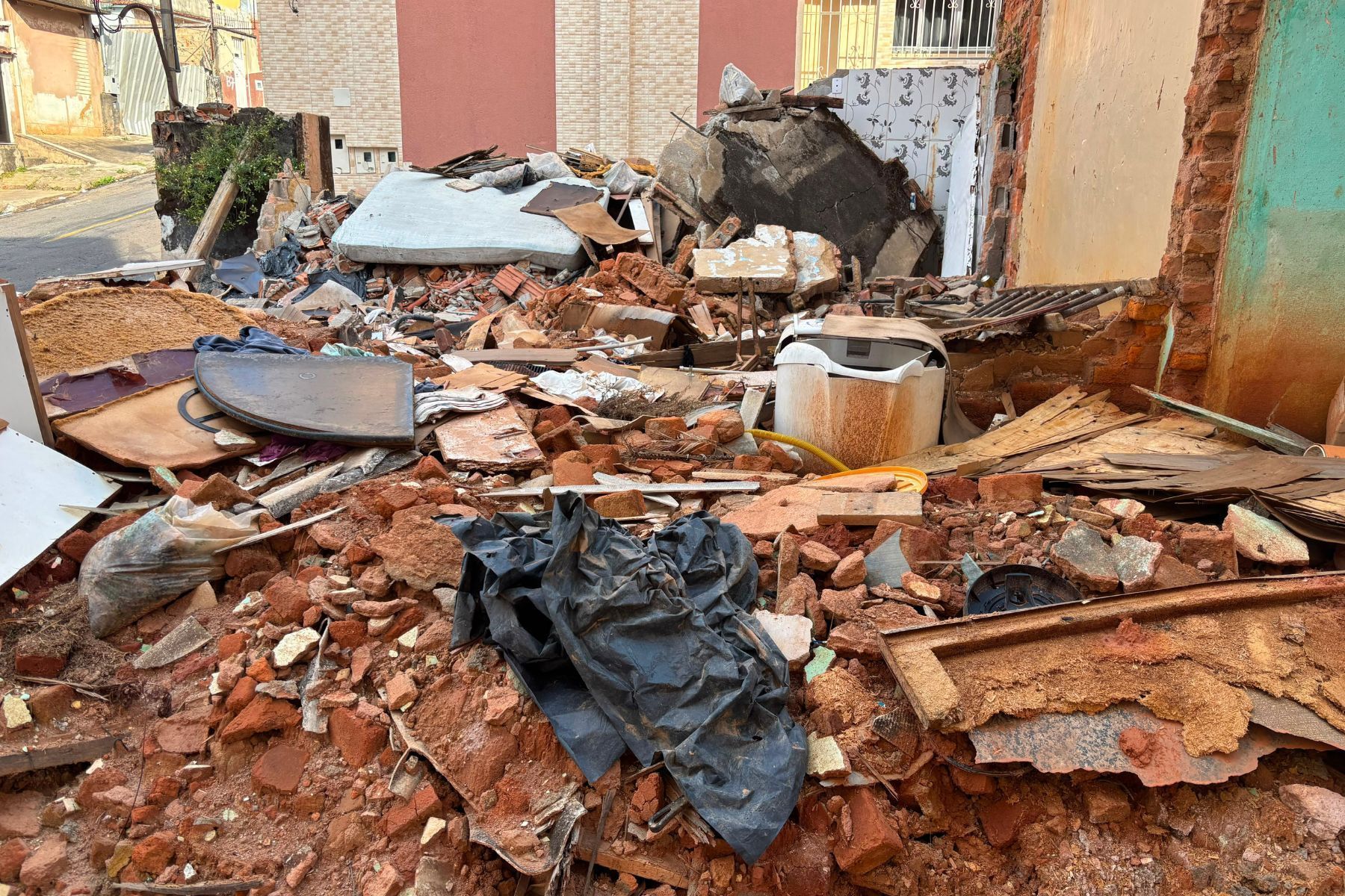 Ratos e cobras atraídos por destroços preocupam moradores no Mundo Novo