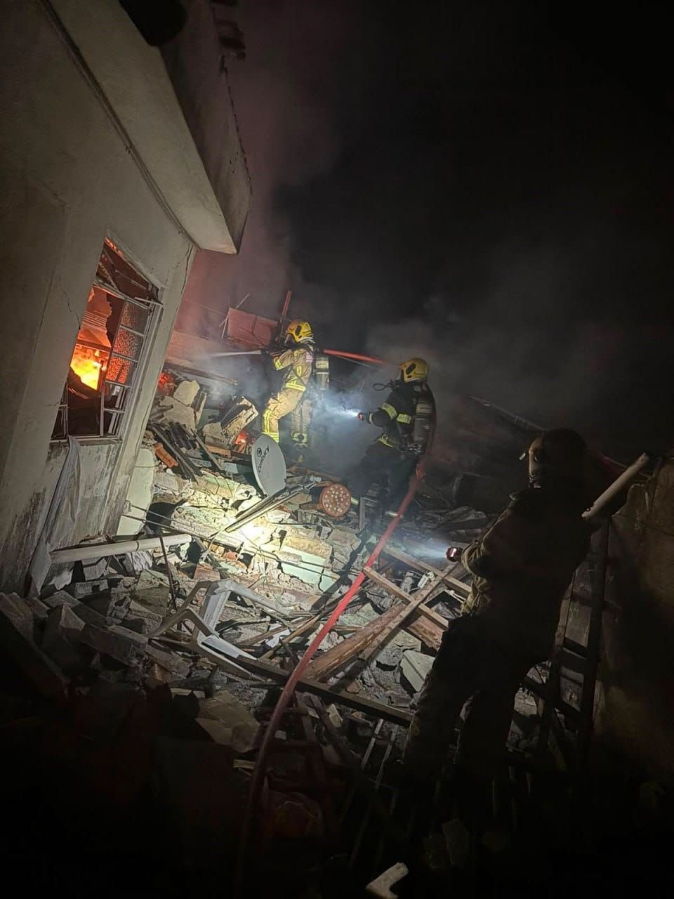 Casa desaba parcialmente após incêndio e explosão, em Varginha.