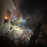 Casa desaba parcialmente após incêndio e explosão, em Varginha.