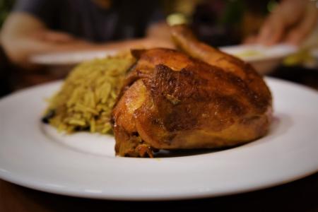 Salmoura seca: a técnica com sal e açúcar que deixa o frango assado suculento