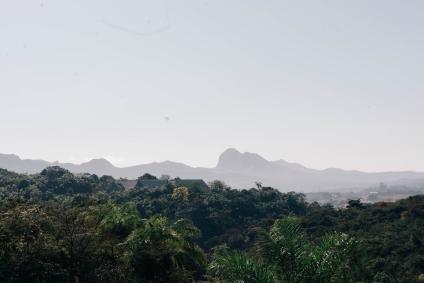 Paisagem em transformação no terreno onde está sendo construído o Museu Bernardo Paz