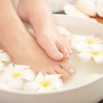 Escalda-pés com sal e bicarbonato: o truque caseiro para relaxar depois de um dia cansativo