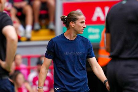 Filipe Luís no comando do Monaco em amistoso contra o Liverpool
