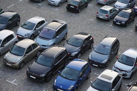 Imagem ilustrativa de um estacionamento de carros