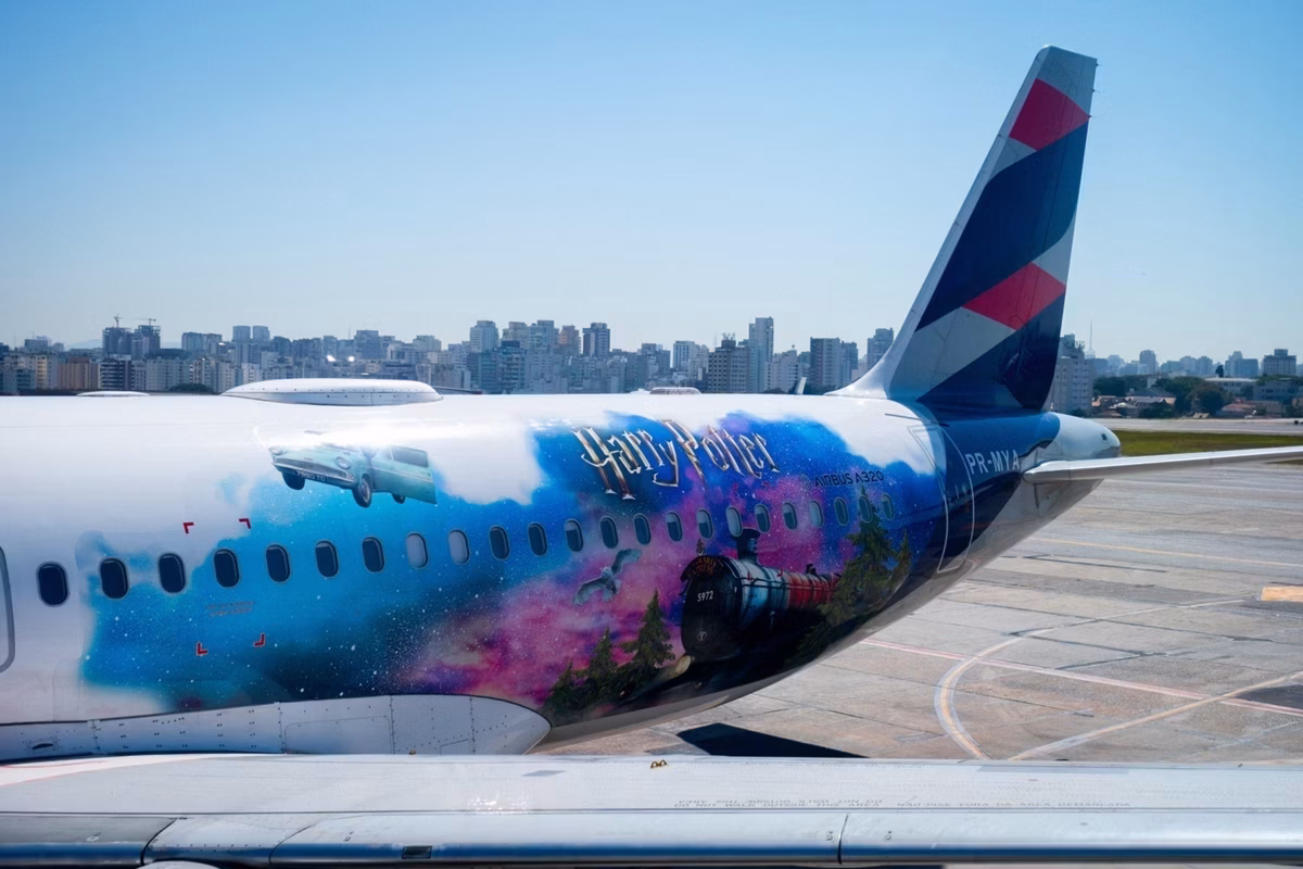 Aeronave da Latam foi personalizada com elementos de Harry Potter para celebrar os 25 anos da franquia