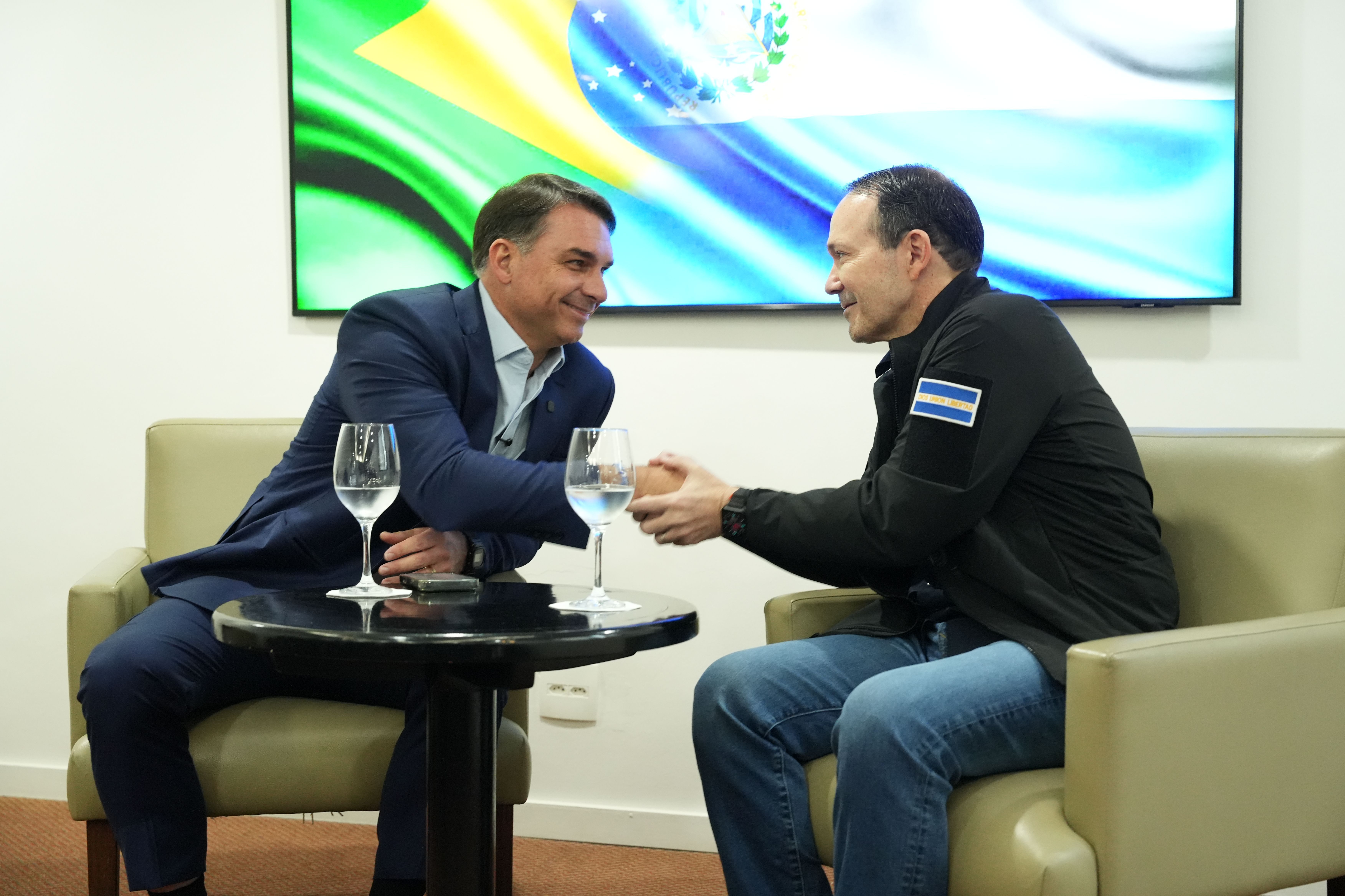 Em encontro com ministro de Bukele, Flávio diz que 'tem pouco preso no Brasil'