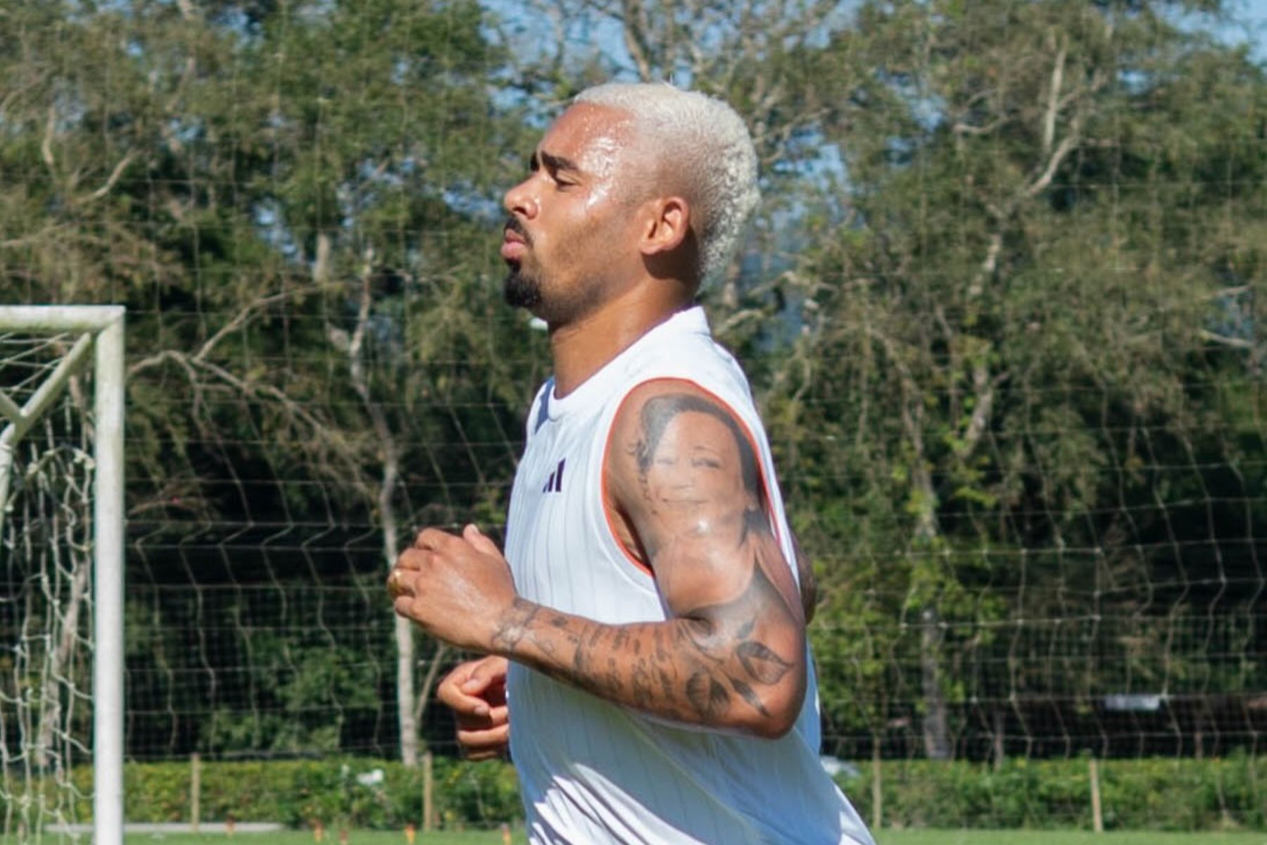Treinador do Barcelona é direto sobre Gabriel Jesus e revela: ‘Ficou surpreso’