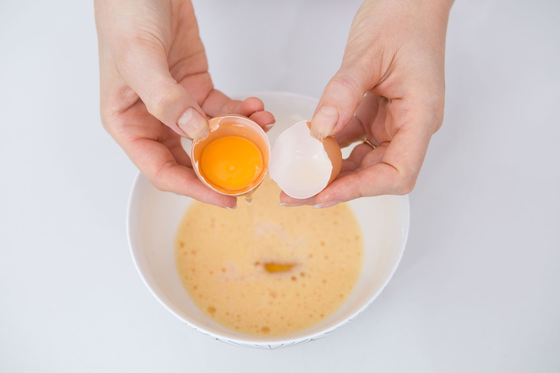Ovo com gema amarela ou laranja: qual é a melhor opção para a saúde?