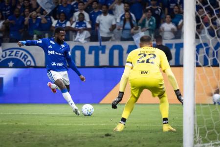 Gerson em ação pelo Cruzeiro contra o Atlético na Copa do Brasil
