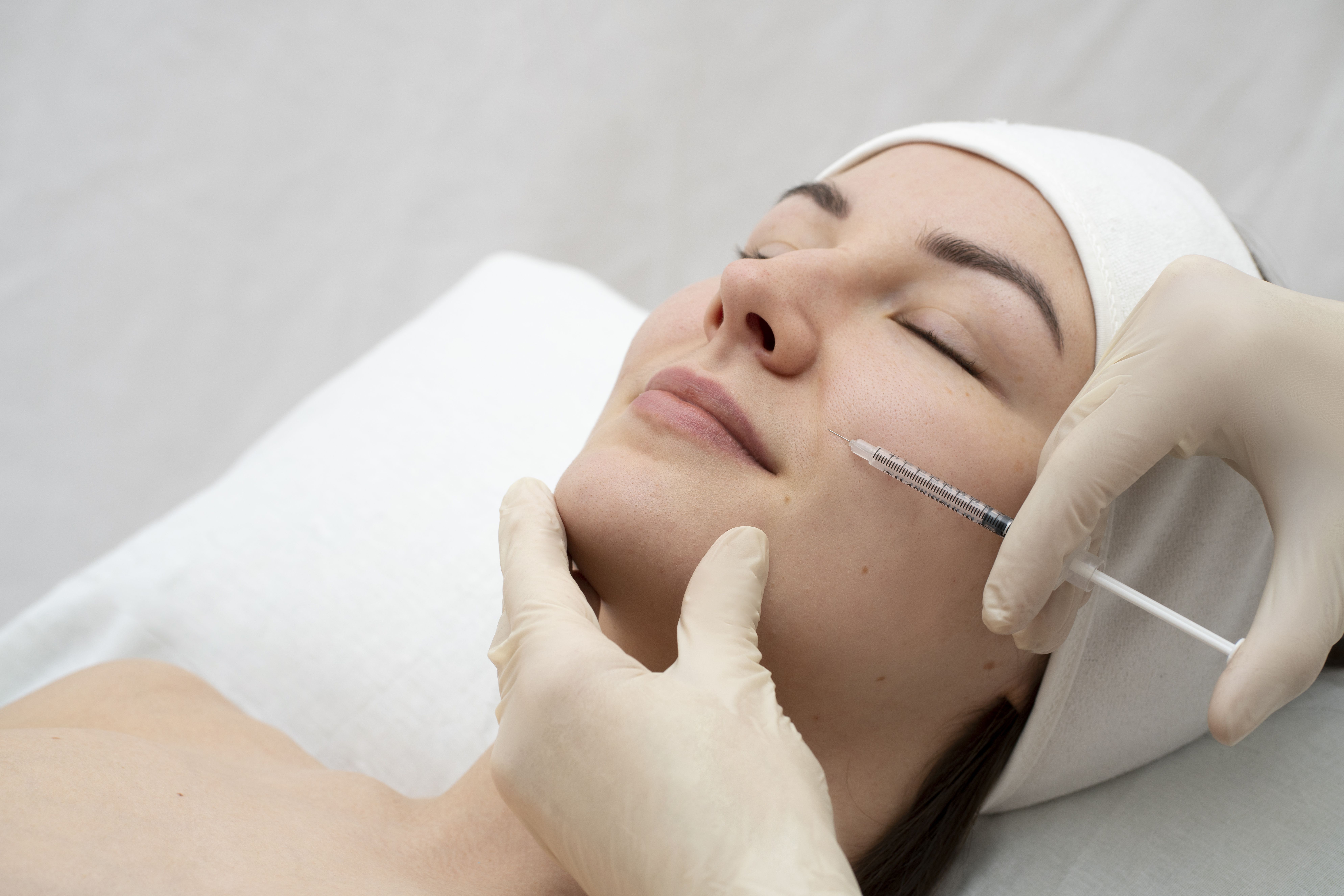 Após decisão do TRF, dermatologista alerta para riscos da harmonização facial