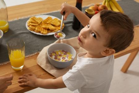 Hábitos alimentares formados na infância podem influenciar as escolhas da criança ao longo da vida.