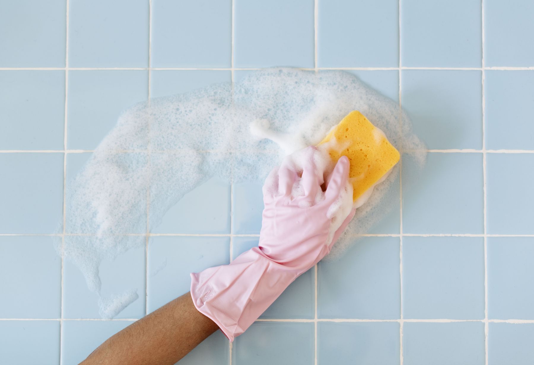 Como clarear o rejunte do banheiro usando ingredientes que você já tem em casa