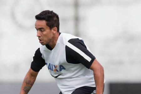 Jadson durante treino do Corinthians em 2015
