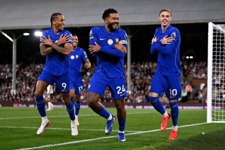João Pedro celebra gol de Cole Palmer na estreia da Premier League
