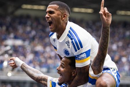 João Costa e Wesley celebram gol do Cruzeiro sobre o Mirassol
