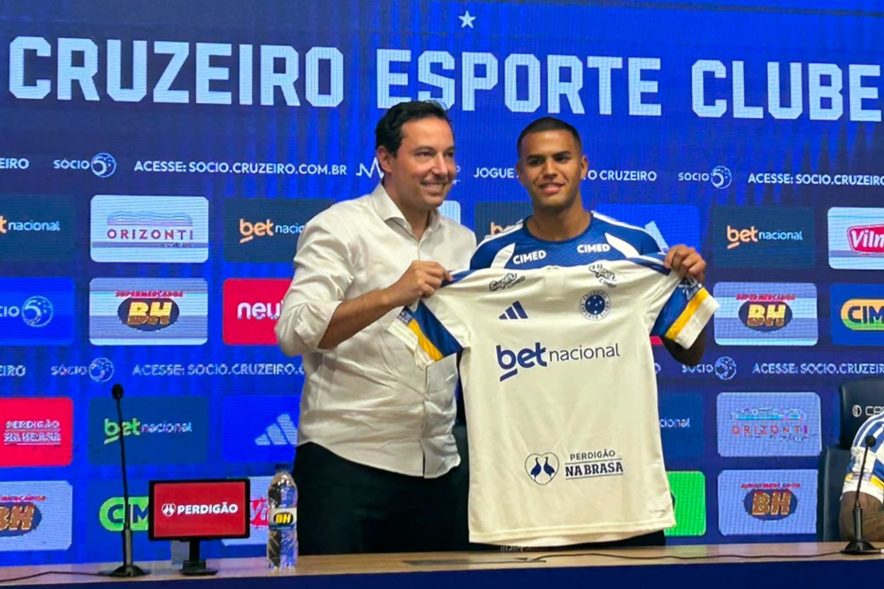 João Costa é apresentado pelo Cruzeiro e brinca sobre número 67: 'Para farmar aura'