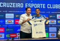 João Costa é apresentado pelo Cruzeiro e brinca sobre número 67: 'Para farmar aura'