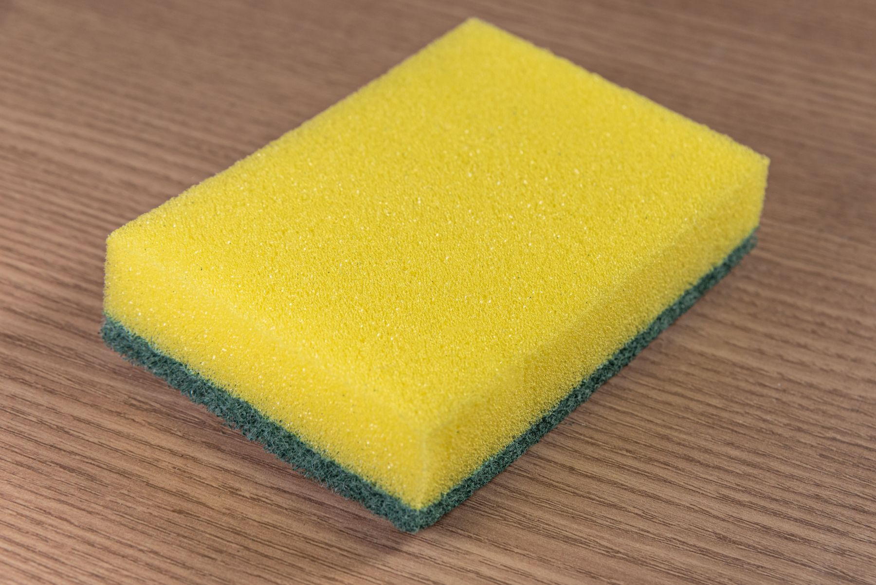 O simples truque de cortar a esponja que ajuda a manter a limpeza da casa mais segura