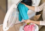 O truque italiano para deixar as roupas macias e perfumadas sem usar amaciante