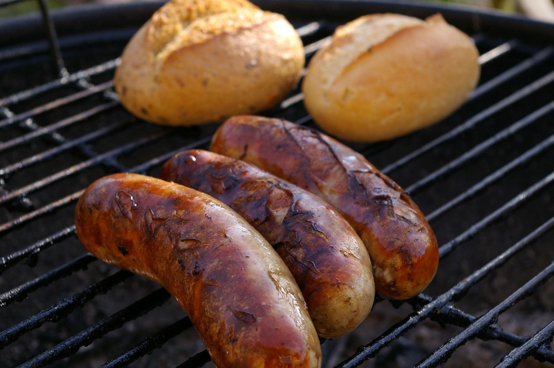 Vinagre no cozimento da linguiça: o truque que evita estouros e equilibra sabor