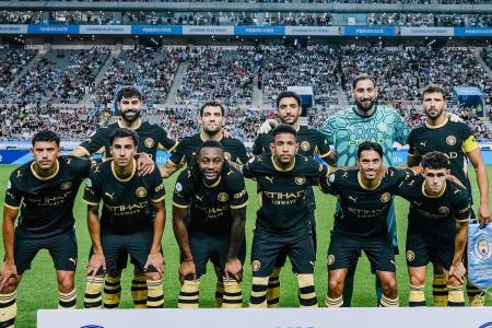 Vitor Reis (segundo agachado da esquerda para direita) em pré-temporada com o City