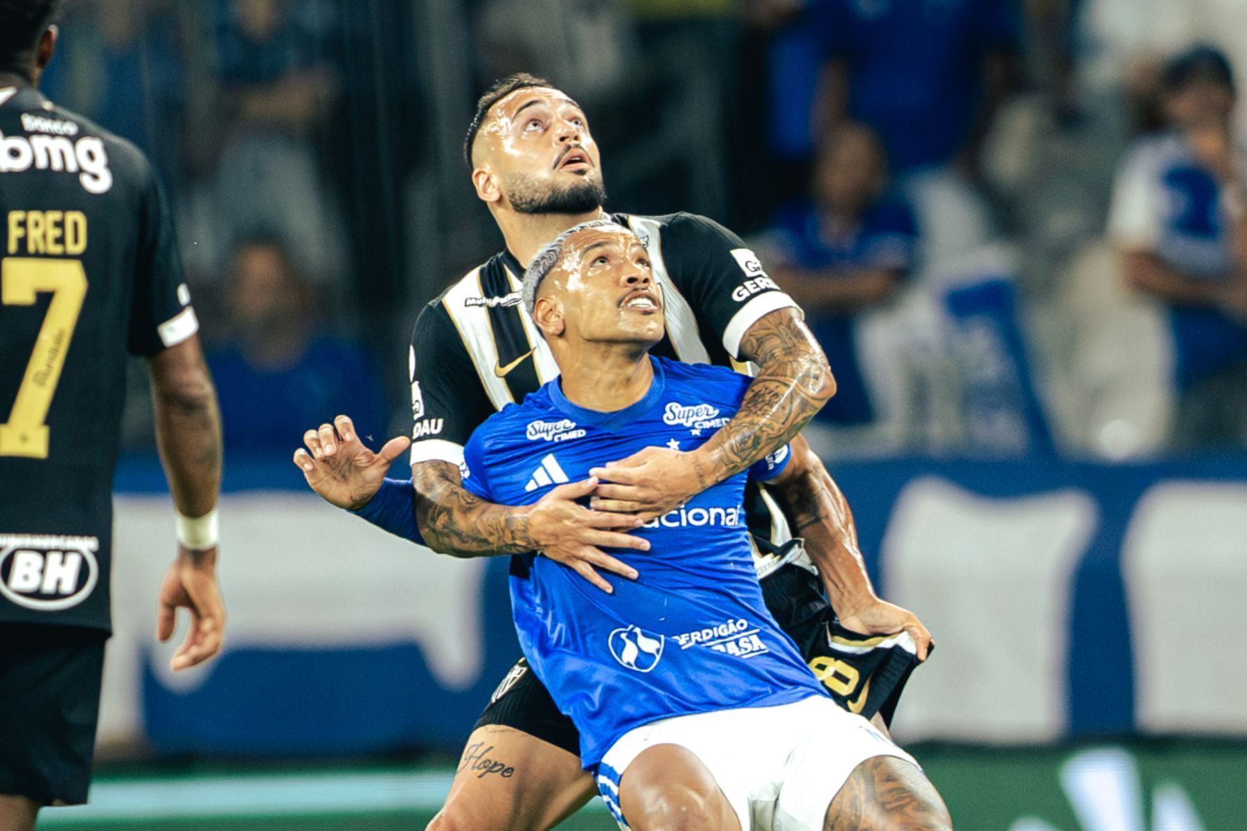 Maycon reage a duelo com Matheus Pereira em Cruzeiro x Atlético: ‘Grande jogador’
