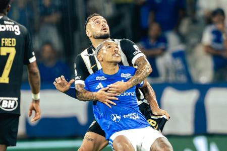 Maycon foi um marcador implacável de Matheus Pereira no clássico