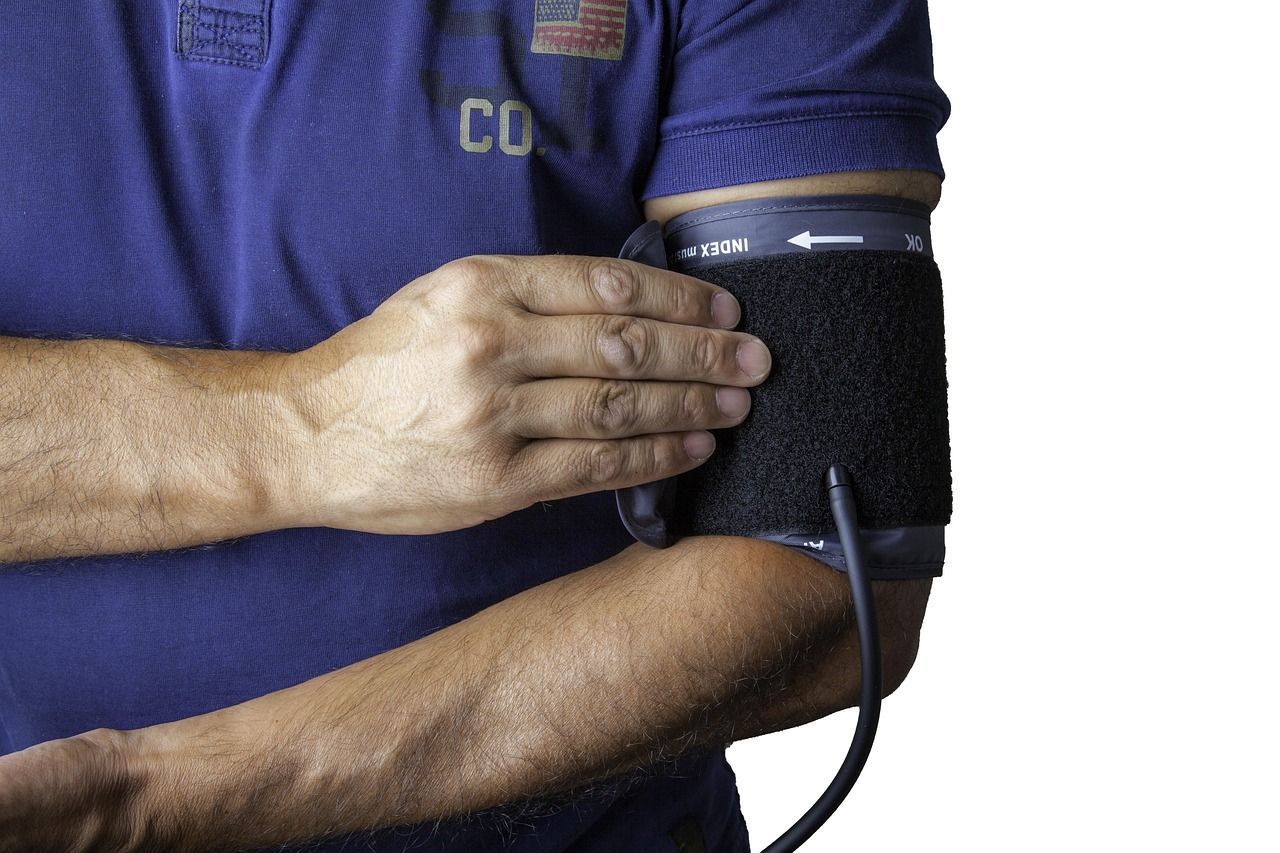Mulher paga faculdade de Medicina do marido e ele pede divórcio após se formar