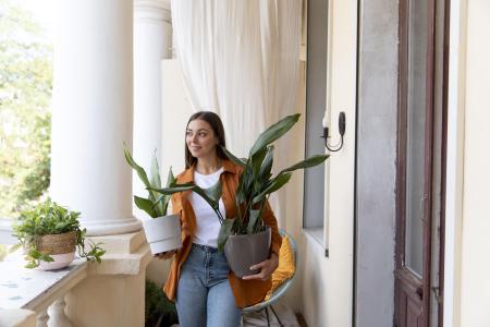Mulher com plantas