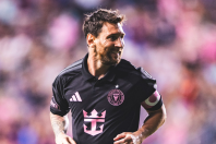 Messi anota um gol pela primeira vez desde a morte do pai e faz homenagem