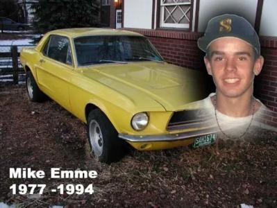 Na foto, Mike Emme e o Mustang que foi restaurado pelo jovem antes de cometer autoextermínio • Divulgação/Yellow Ribbon