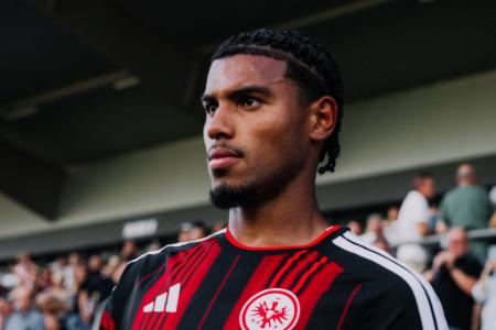 Otávio, jovem zagueiro brasileiro e novidade do Frankfurt para a Bundesliga • Divulgação/Frankfurt