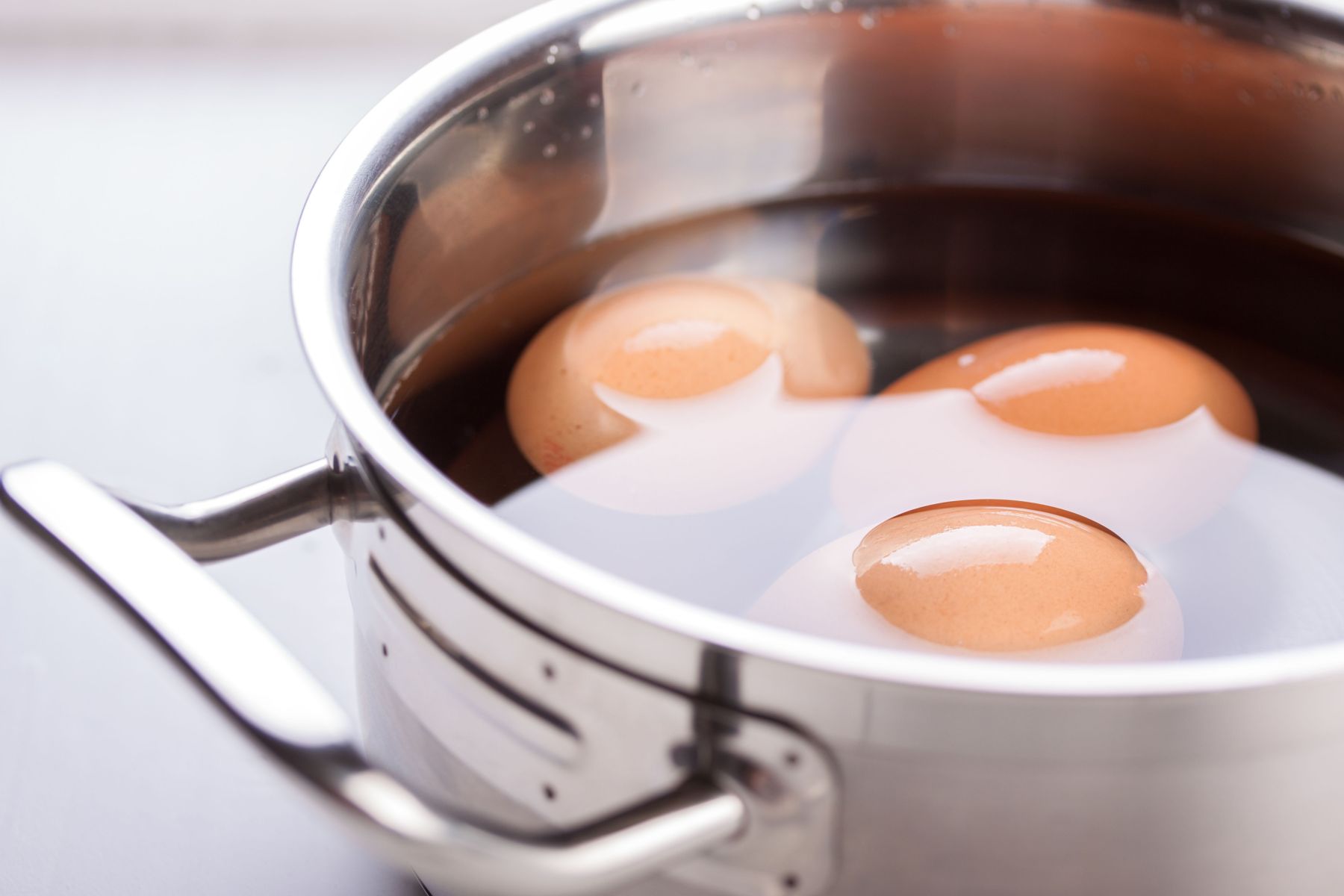 Cozinhar os ovos em água fervente ou fria? Entenda qual é o jeito certo