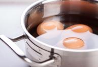 Cozinhar os ovos em água fervente ou fria? Entenda qual é o jeito certo