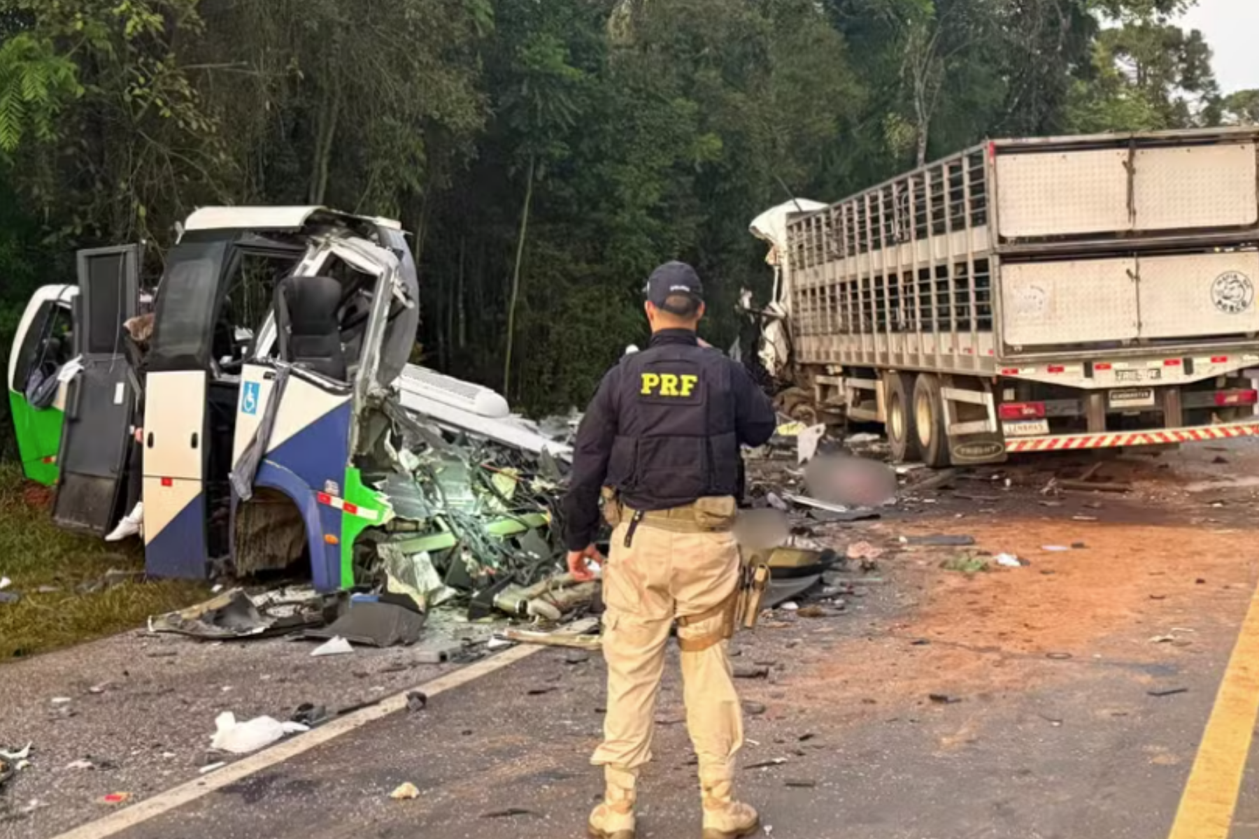 Batida de frente entre carreta e ônibus mata 21 pessoas na BR-373, no Paraná