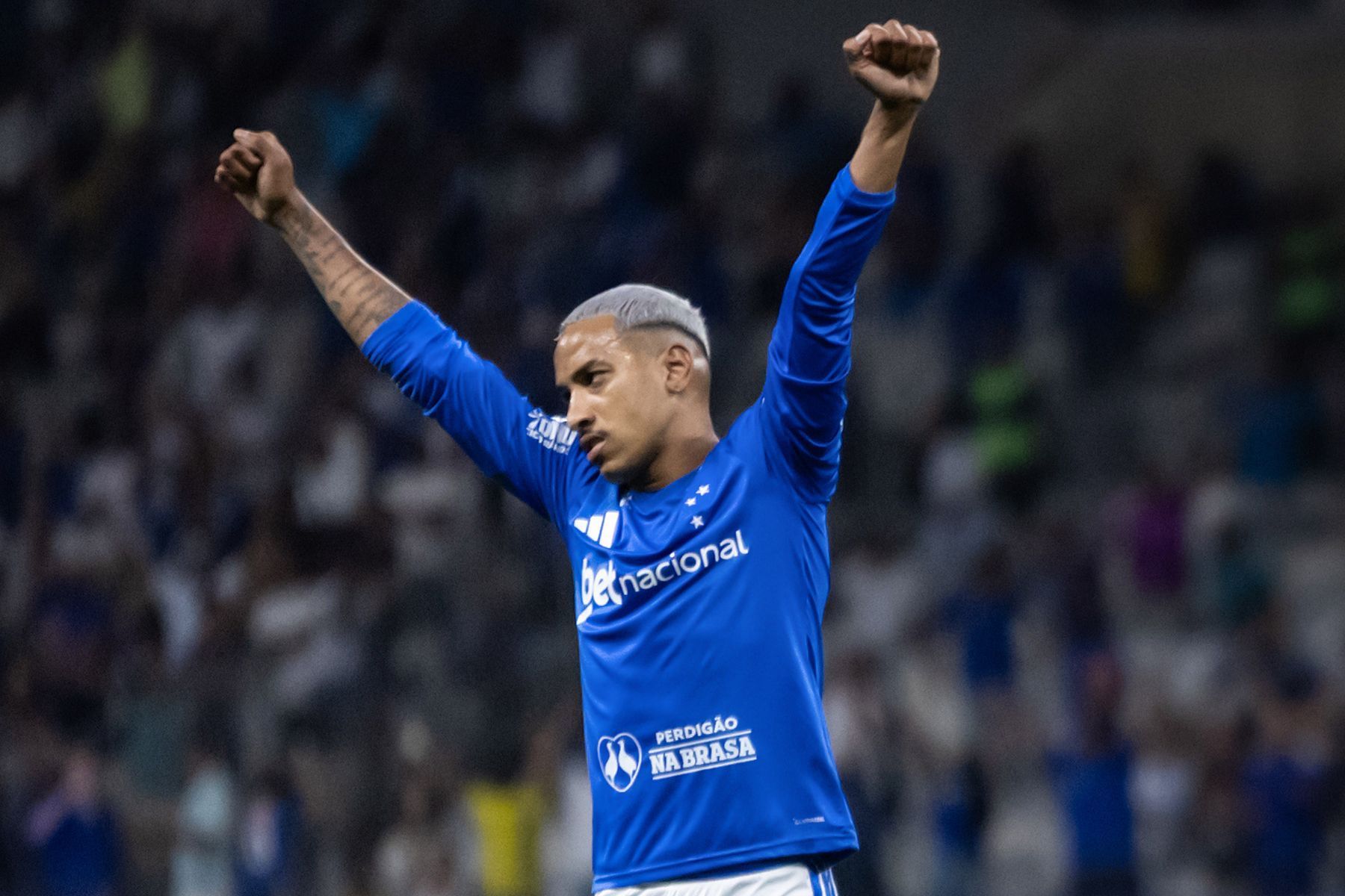 Matheus Pereira brilha no fim, e Cruzeiro vence Flamengo em 'revanche' pelo Brasileiro