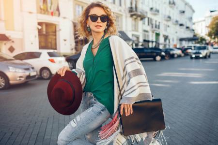 Bolsas, botas e chapéus assumem protagonismo e ajudam a transformar produções básicas em looks cheios de personalidade.