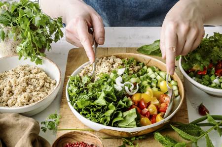 Receitas veganas podem combinar ingredientes simples e resultar em opções para diferentes momentos do dia.