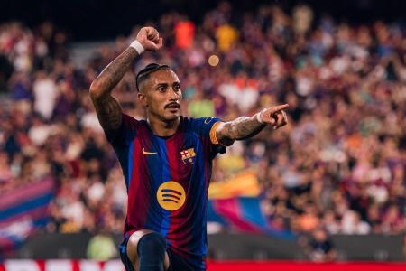Raphinha comemora gol pelo Barcelona
