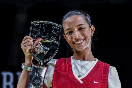 Rayssa Leal com mais um troféu da SLS