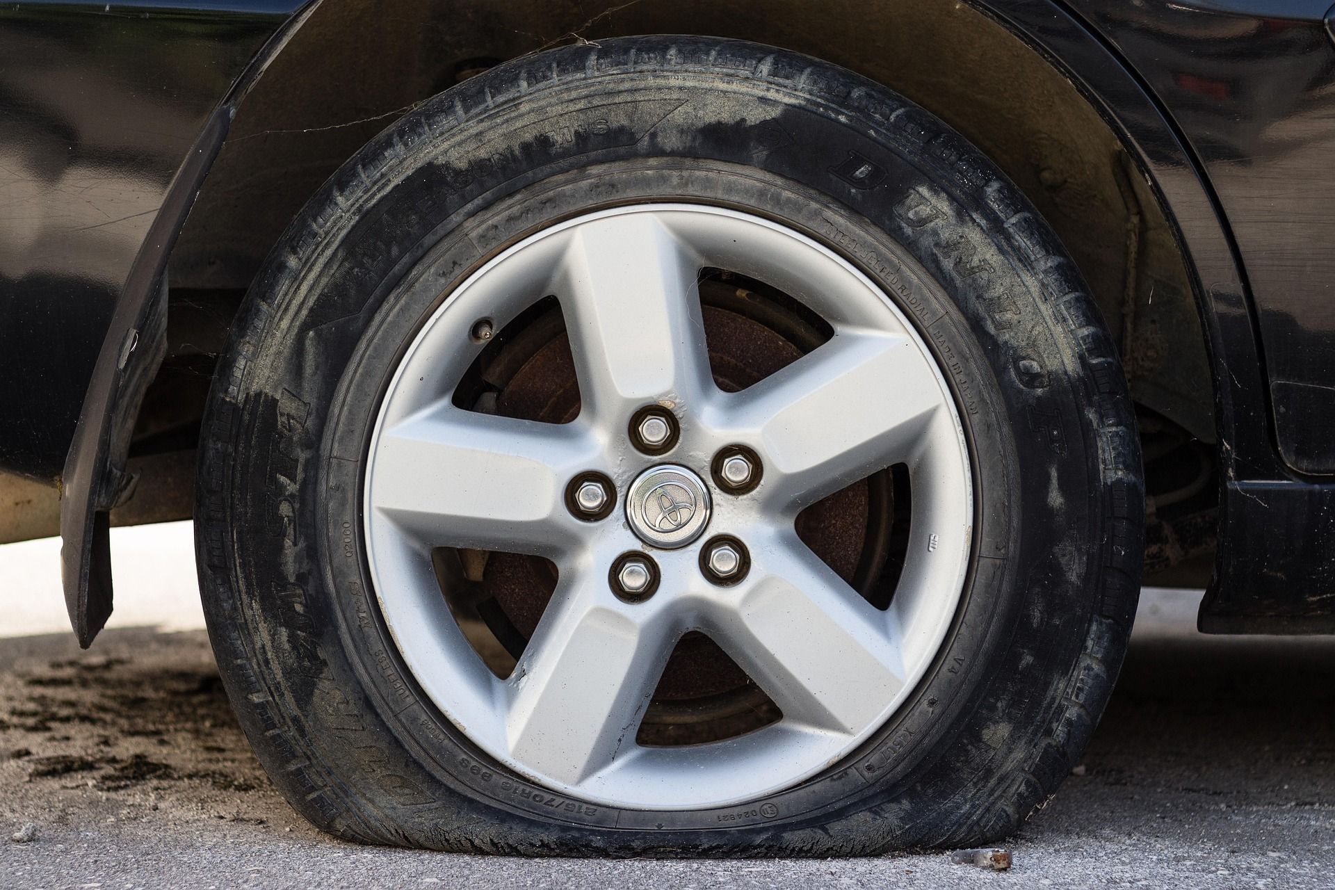 O que significa encontrar uma garrafa plástica na roda do carro e como reagir