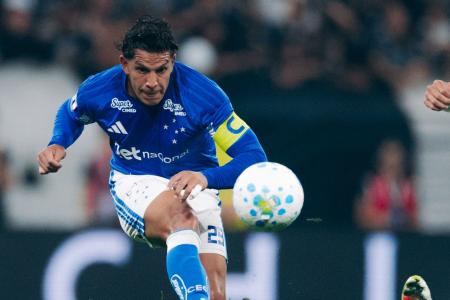Lucas Romero em ação pelo Cruzeiro contra o Corinthians