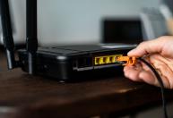 Colocar moeda sobre o roteador melhora o sinal de WiFi ou prejudica a conexão?