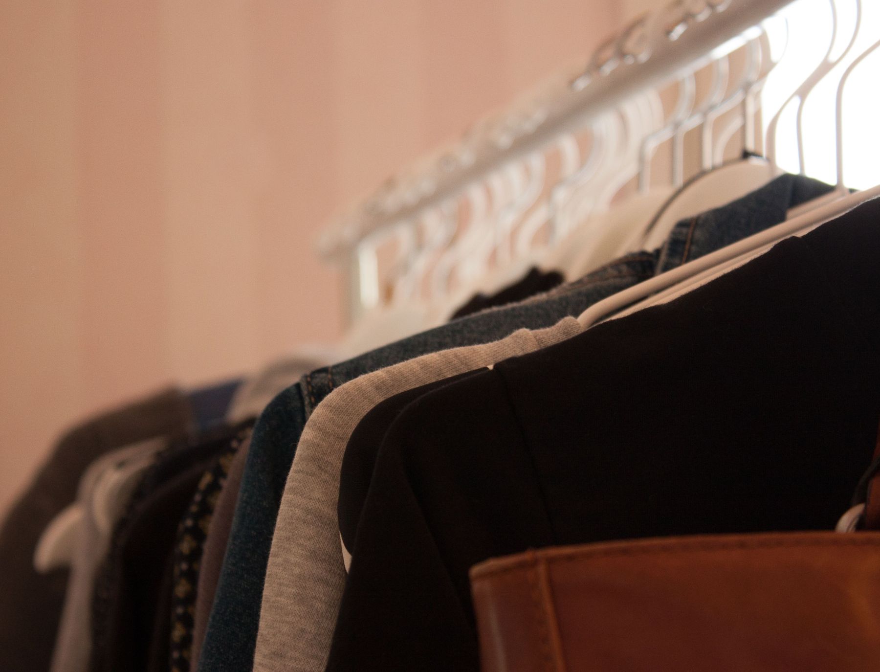 O que significa escolher quase sempre roupas escuras, segundo a psicologia?