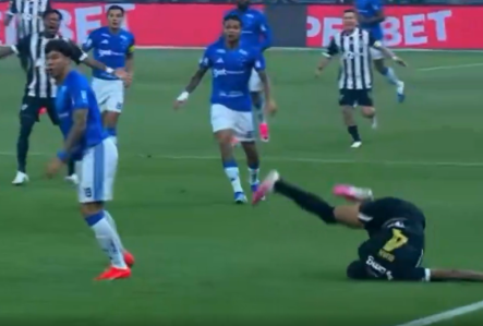 Queda feia de Ruan Tressoldi após disputa de bola com Kaio Jorge • Reprodução/sportv
