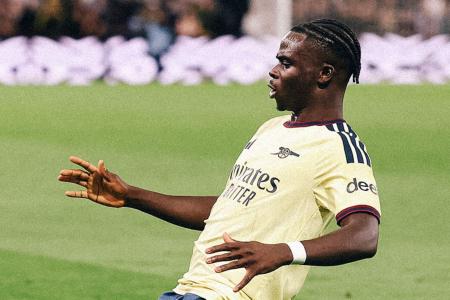 Saka celebra gol pelo Arsenal contra o Aston Villa